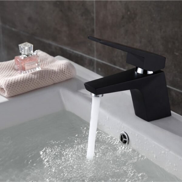 MEZCLADOR LAVAMANOS BAJO CUERPO EN LATON MANIJA EN ZINC CARTUCHO CERAMICO 35MM COLOR NEGRO