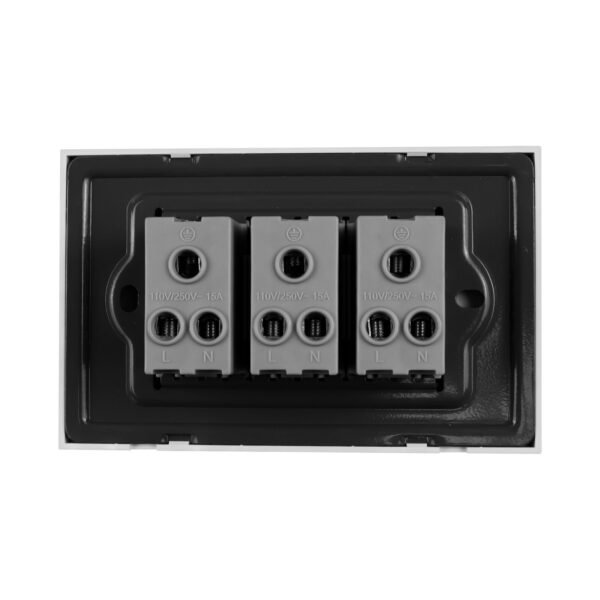 TOMACORRIENTE TRIPLE CON POLO A TIERRA (2P+T) 15A 110V-250V  COLOR BLANCO