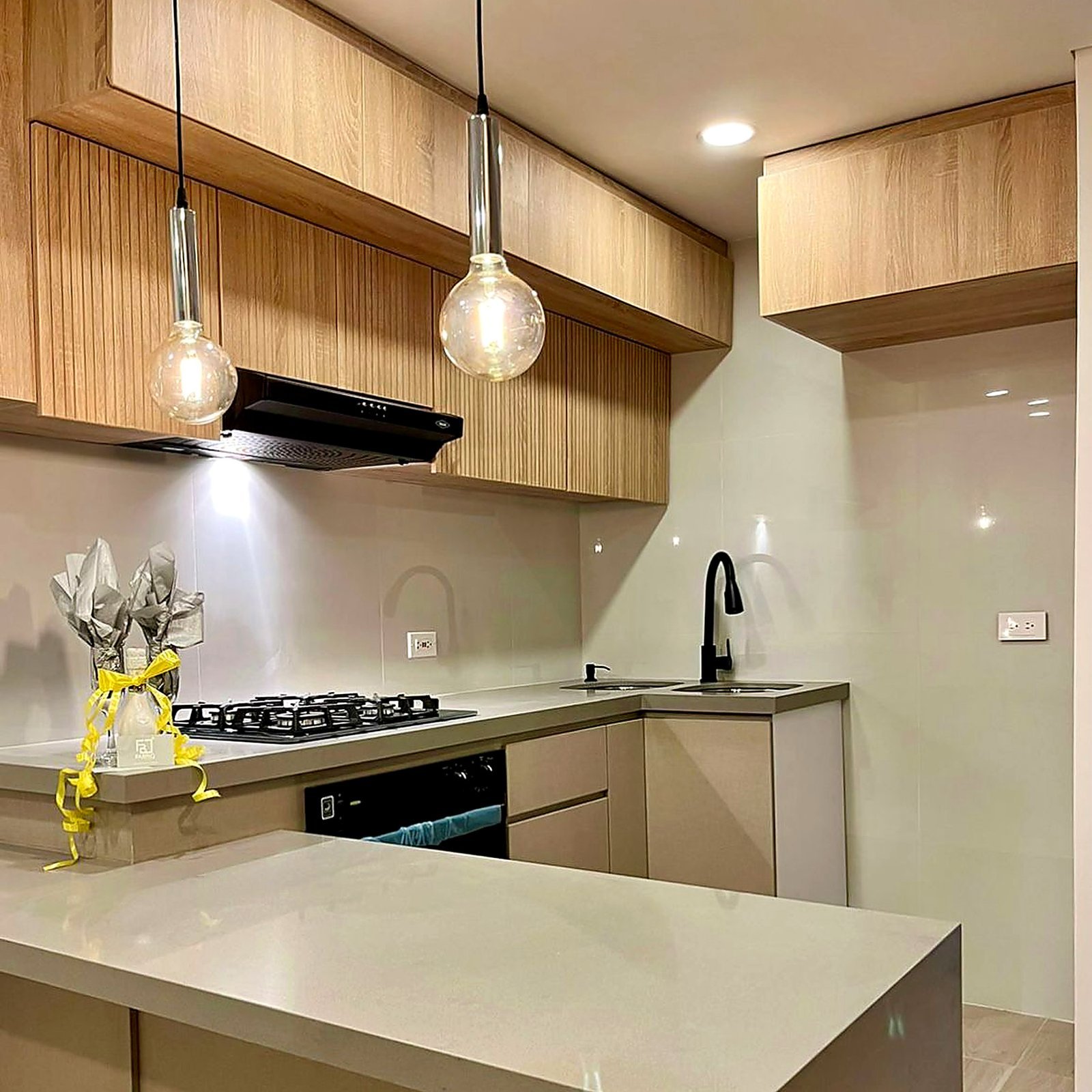 Cocina en L con iluminación colgante