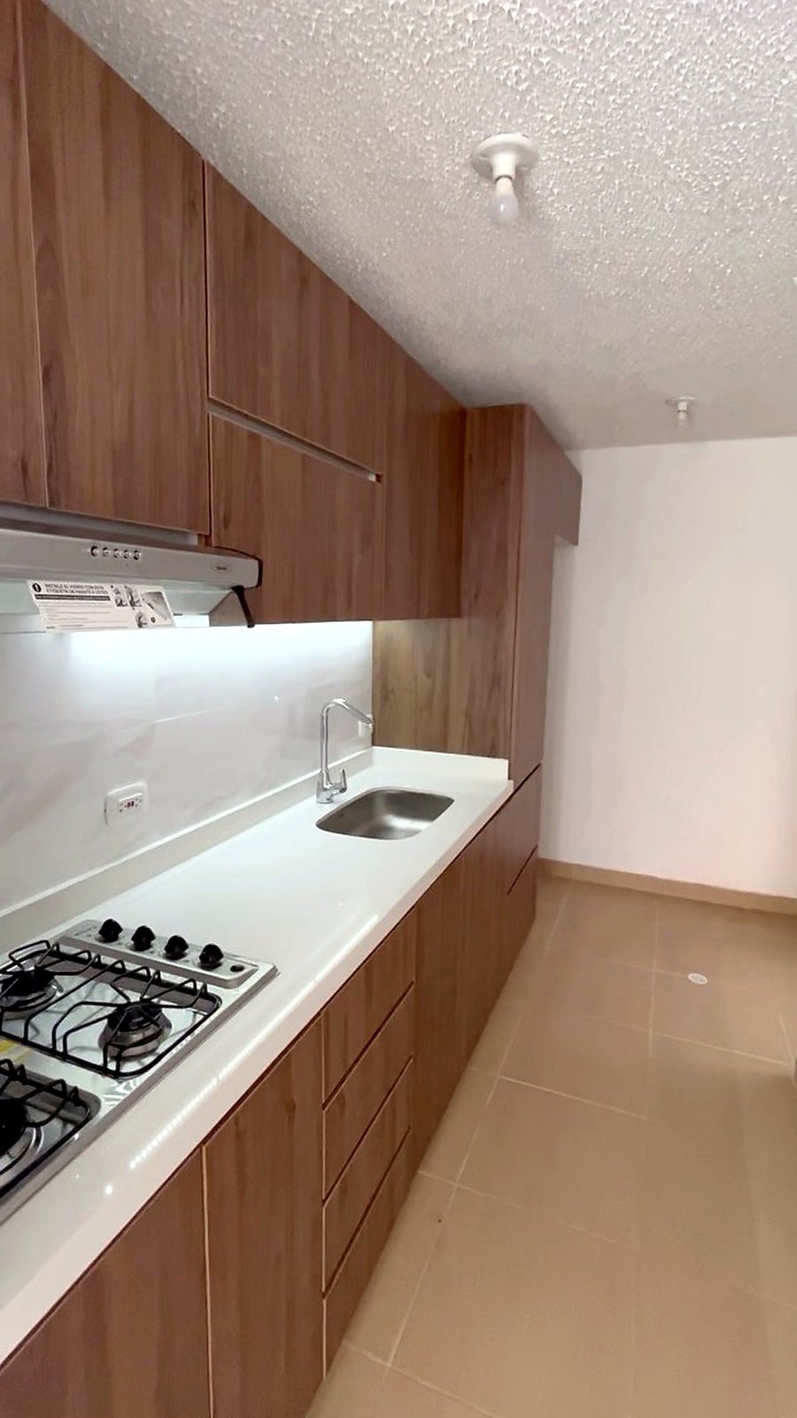 Cocina lineal para apartamento pequeño