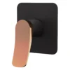 Mezclador de ducha monomando Sovrano Volare SVR1076 en negro mate y oro rosa, con escudo cuadrado
